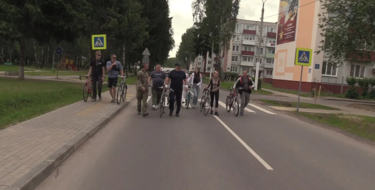 Аляксандр Лукашэнка ездзіў на ровары ў Балбасаве, купіў кефір і марозіва