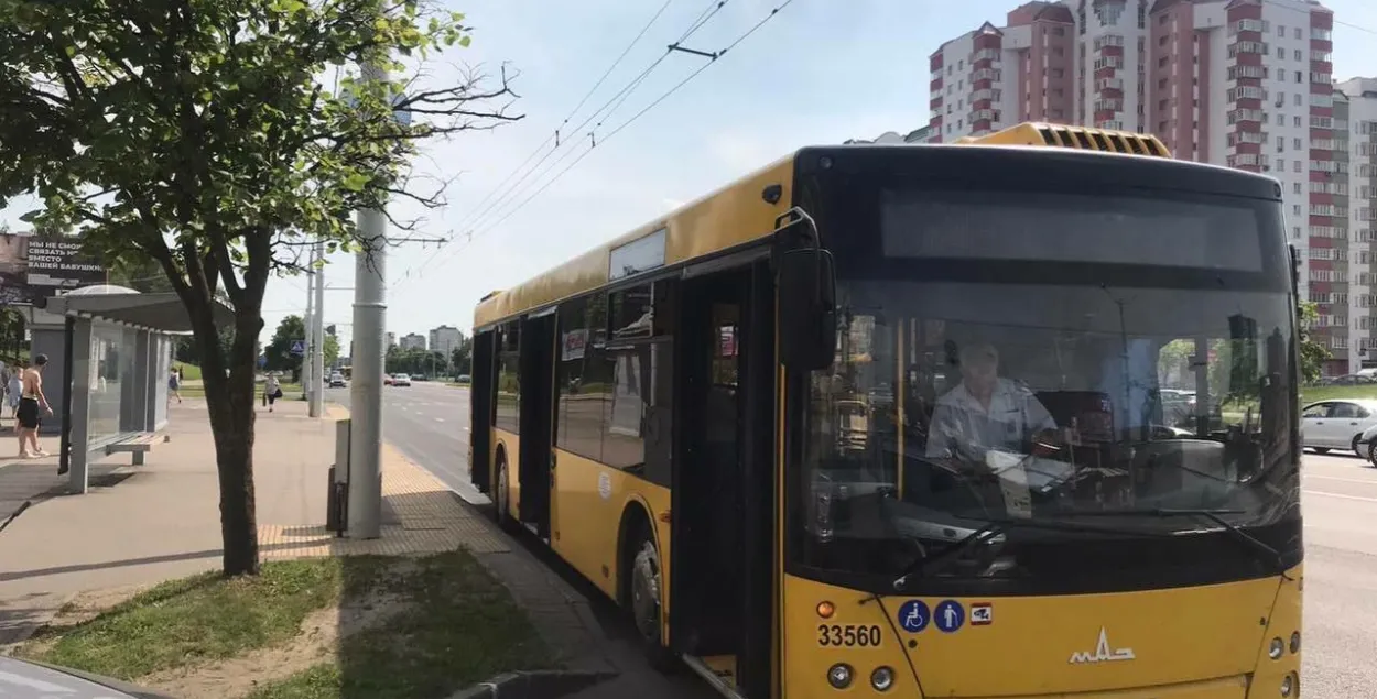 У Мінску ў аўтобусе пры тармажэнні з каляскі на падлогу ўпала дзіця