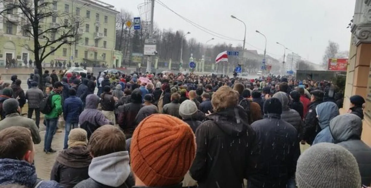 Удзельнікаў акцыі на Дзень Волі ў Мінску масава затрымліваюць