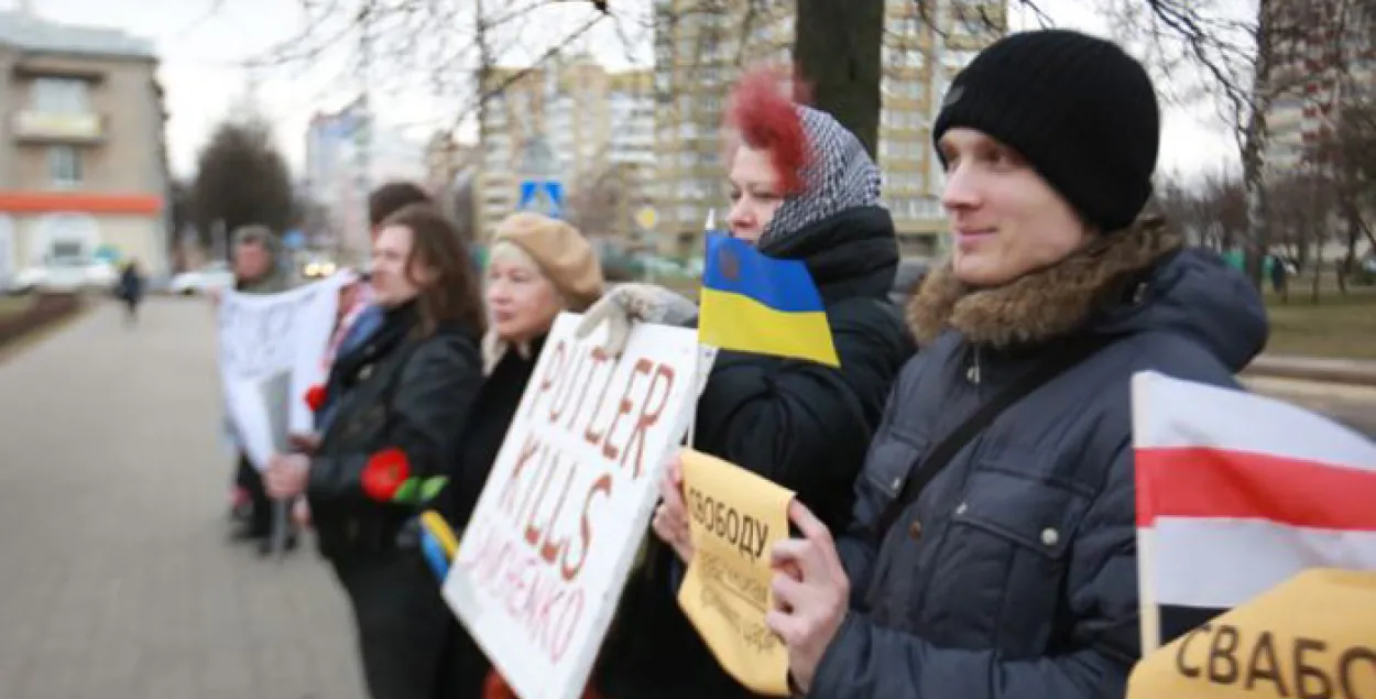 Каля расійскай амбасады ў Мінску ідзе акцыя салідарнасці з Надзеяй Саўчанка