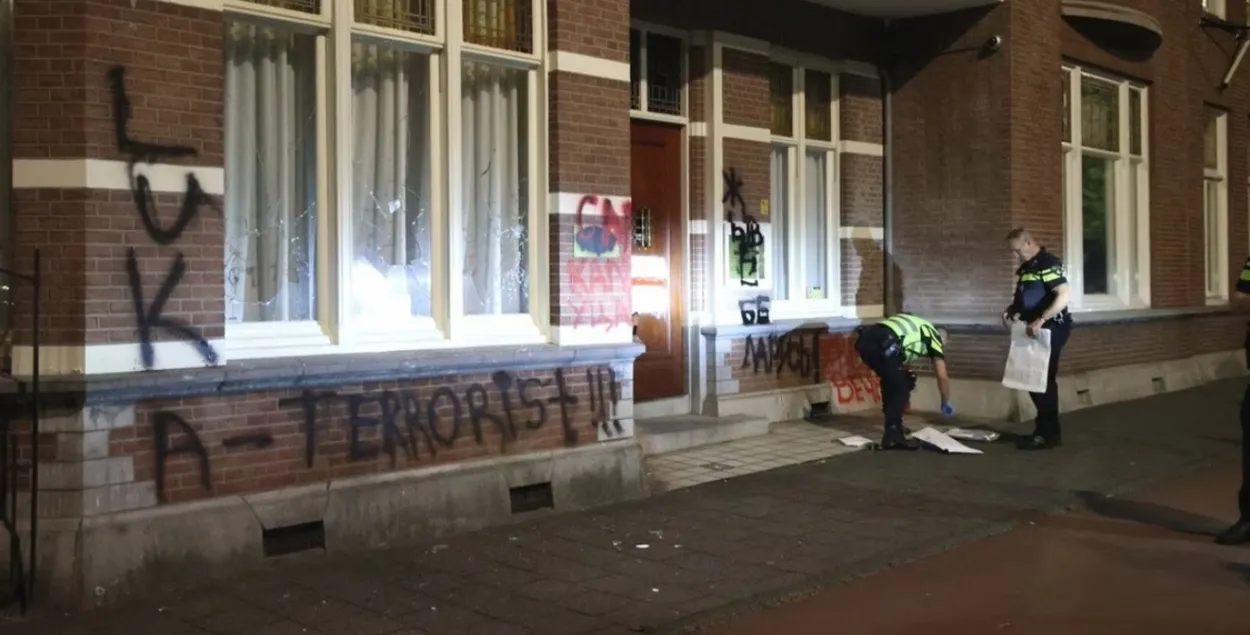Надпись "Luka — terrorist" на фасаде посольства Беларуси / Regio 15
