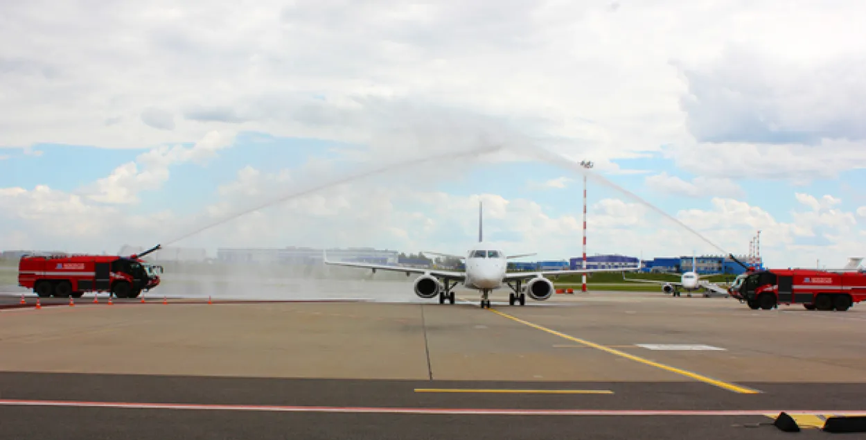 Самолет под водной аркой в минском аэропорту / airport.by