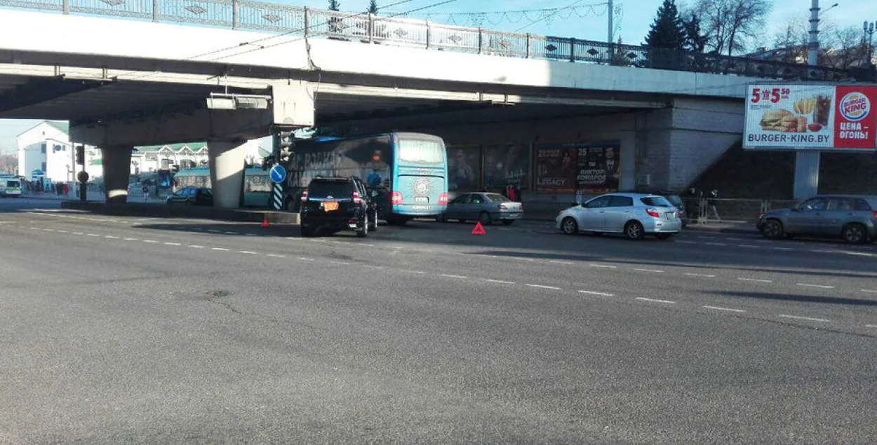 Аўтобус  ХК “Дынама-Мінск” трапіў у аварыю ў цэнтры сталіцы (фотафакт)