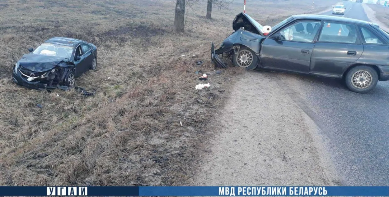 Пад Смалявічамі ў лабавым сутыкненні "Опеля" і "Мазды" пацярпелі 5 чалавек