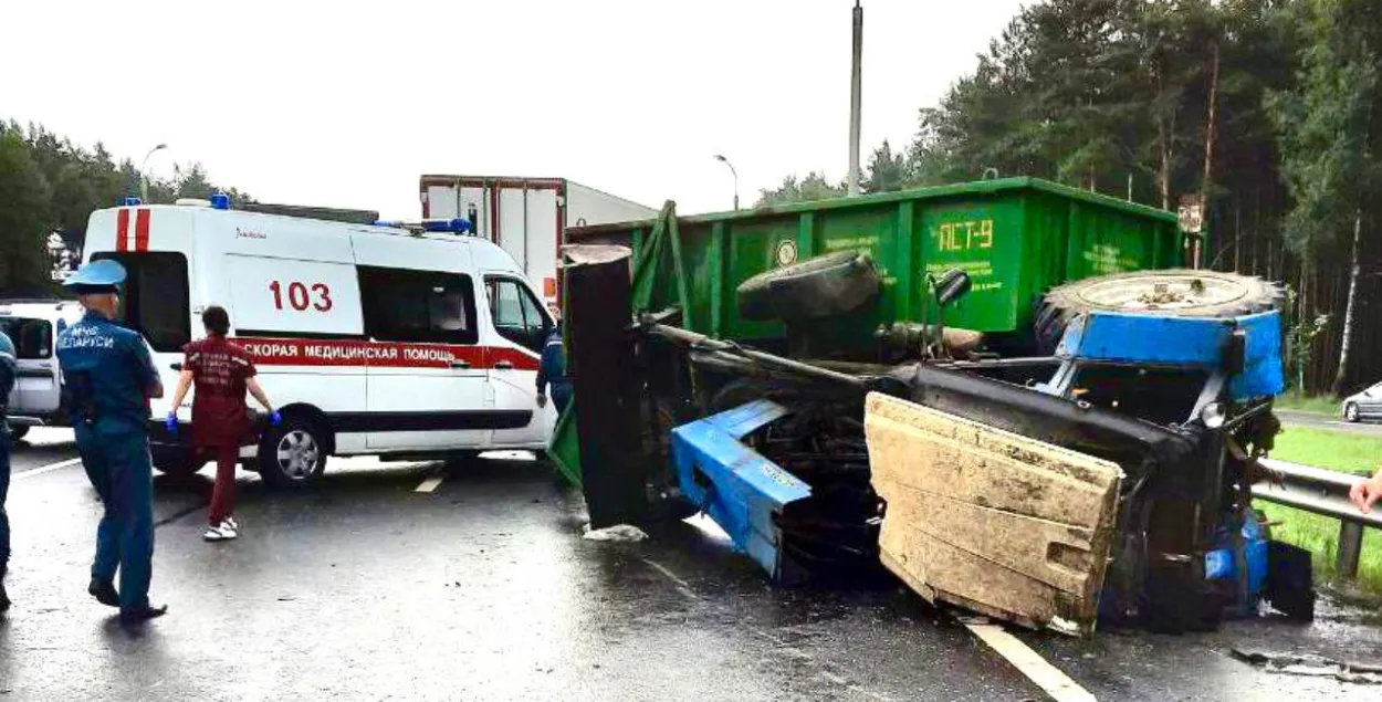 На МКАД сутыкнуліся грузавік і трактар, ёсць пацярпелыя