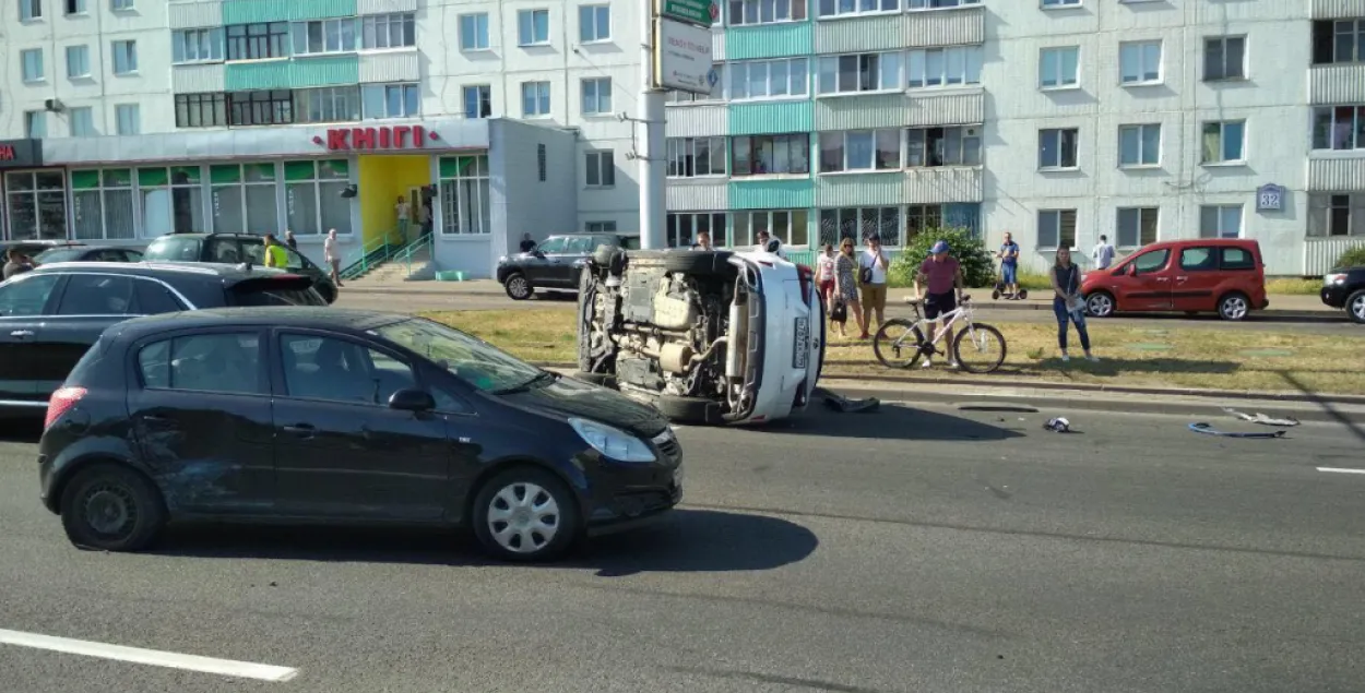 ДТЗ з удзелам 4 машын у Мінску: "Lexus" перакуліўся, 3 пацярпелых