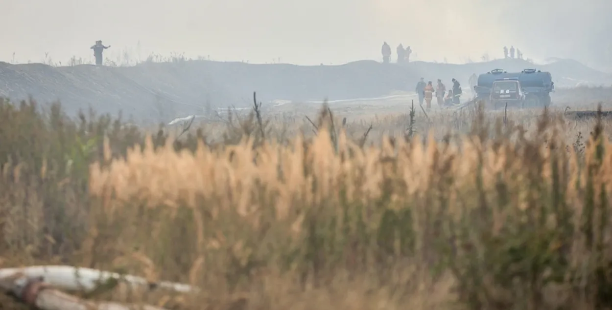 Бабруйск зацягнула дымам: пад горадам тлеюць былыя палі фільтрацыі (фота)