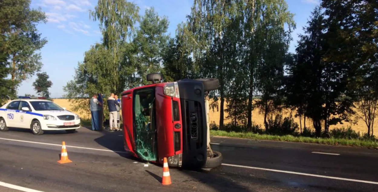 Мікрааўтобус з 10 пасажырамі перакуліўся ў Баранавічах (фота)