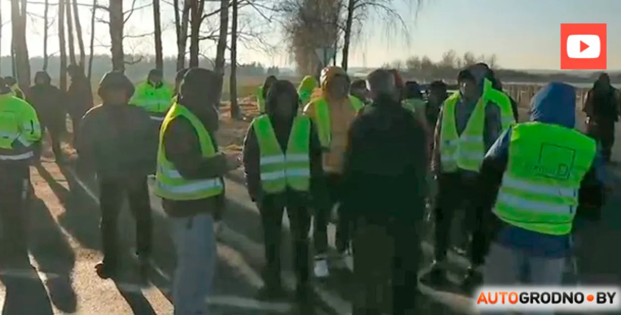 У ПП “Берестовица” под Гродно десятки водителей вышли на дорогу