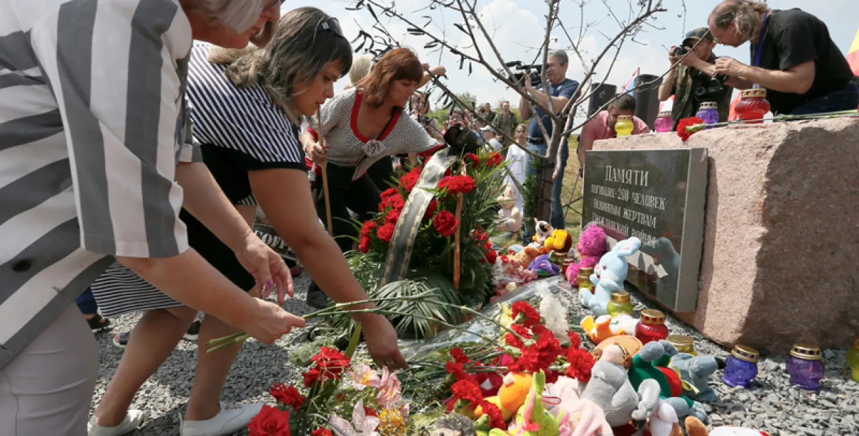 Памятник пассажирам сбитого &quot;Боинга&quot; под Донецком / Reuters