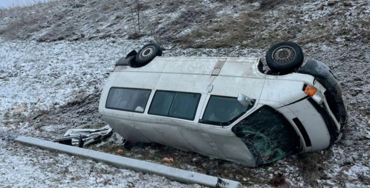 На Браншчыне разбіўся бусік з беларусамі, адзін чалавек загінуў