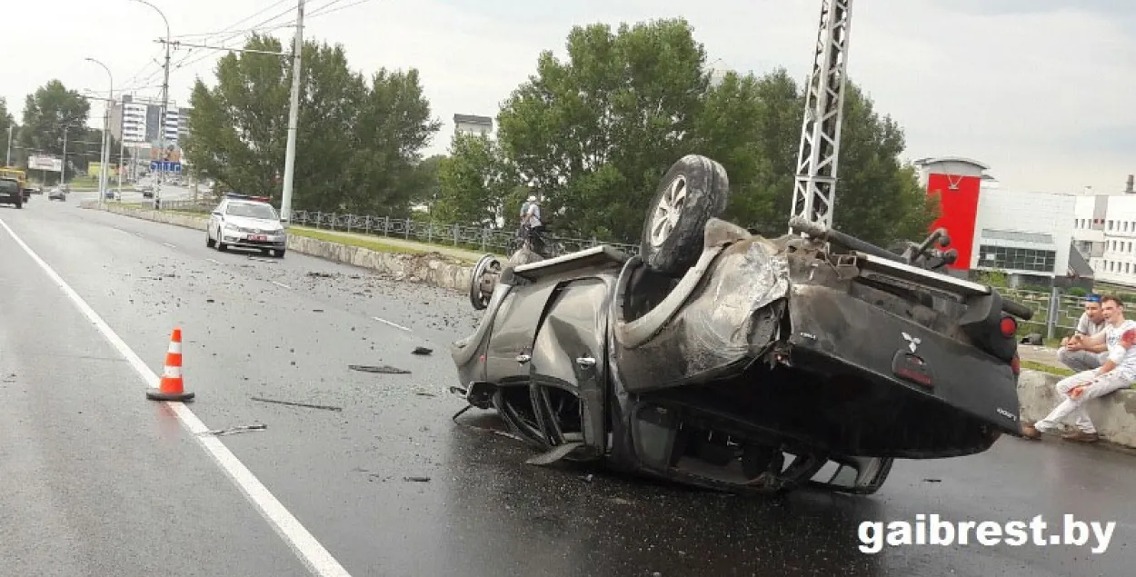 У Брэсце кіроўца джыпа перакуліўся на мосце, бо не справіўся з кіраваннем (фота)