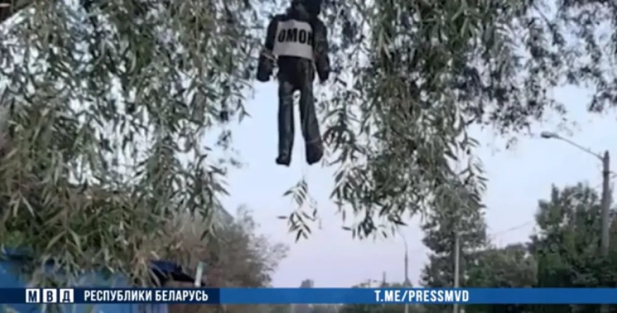 Колония грозит брестчанам за висящие чучела и расписанную "Табакерку"