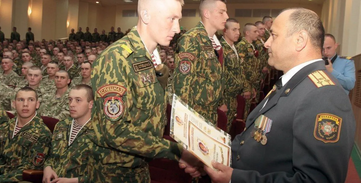 Хазалбек Атабеков вручает благодарности спецназовцам. Фото: sb.by​