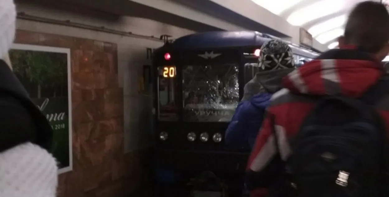 Пасажыр, які кінуўся пад цягнік у метро ў Мінску, атрымаў шматлікія пераломы