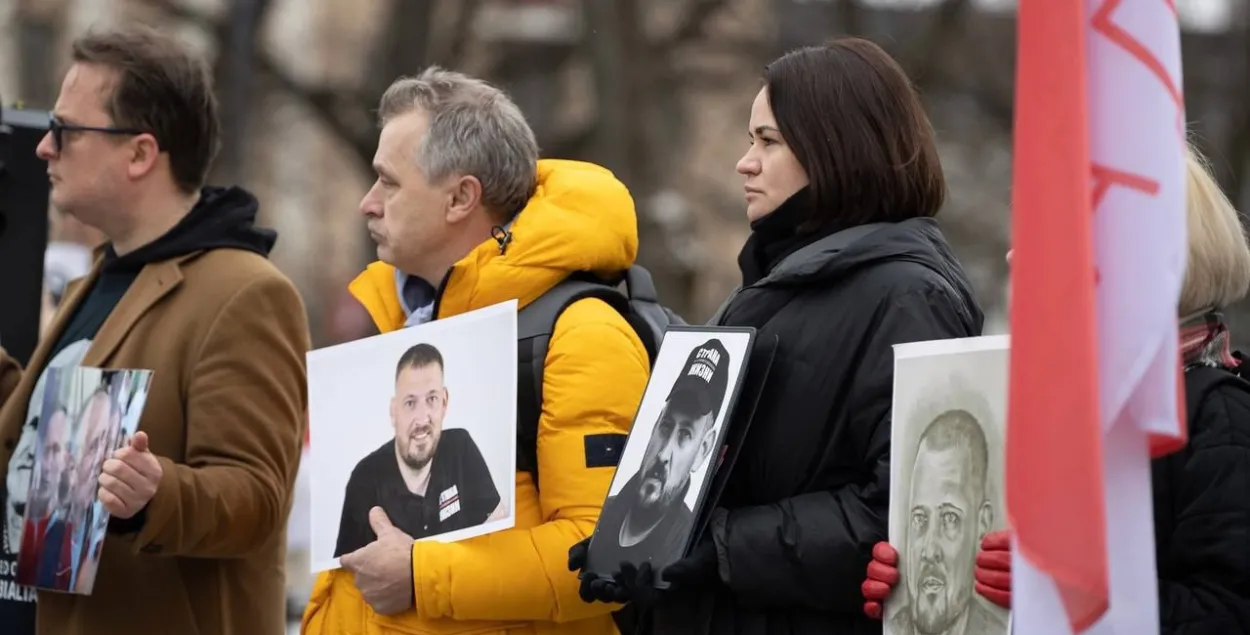 Святлана Ціханоўская трымае партрэт мужа-палітвязня / t.me/tsikhanouskaya
