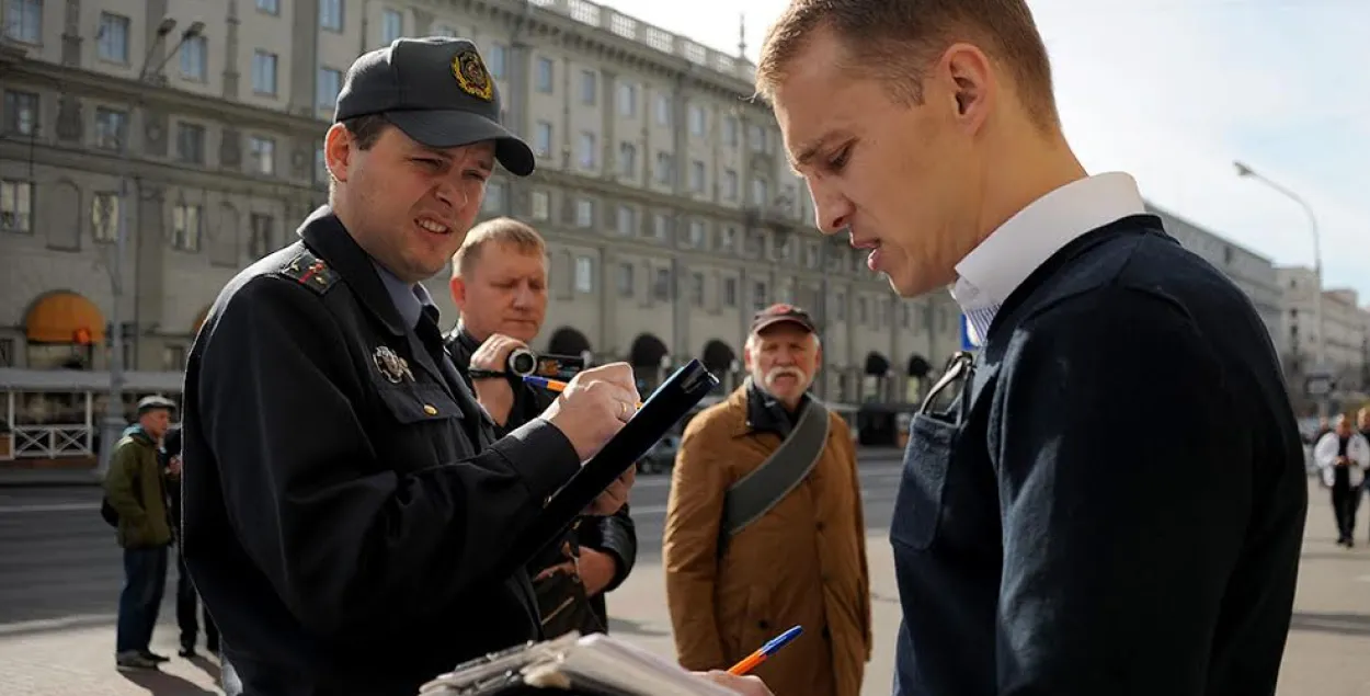 Як Зміцер Дашкевіч збірае ў Мінску подпісы за бела-чырвона-белы сцяг (фота)