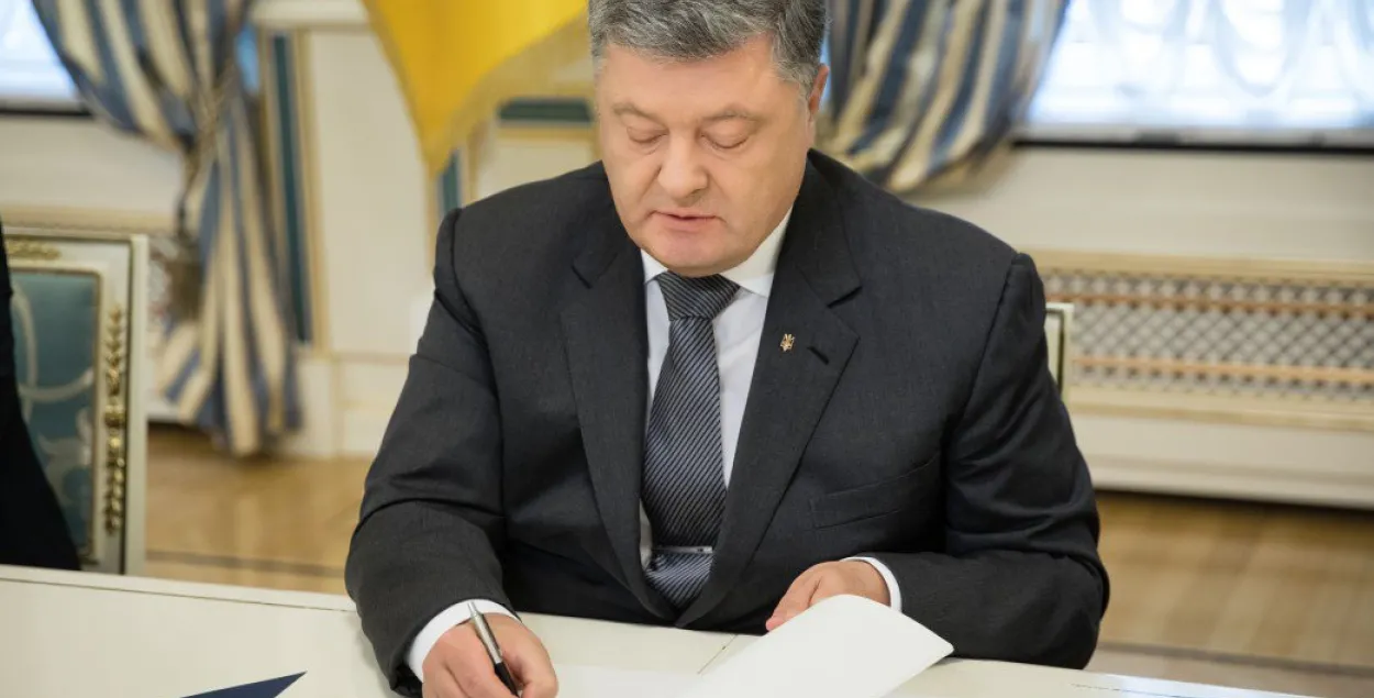 Петр Порошенко подписывает указ. Фото: twitter.com/poroshenko​