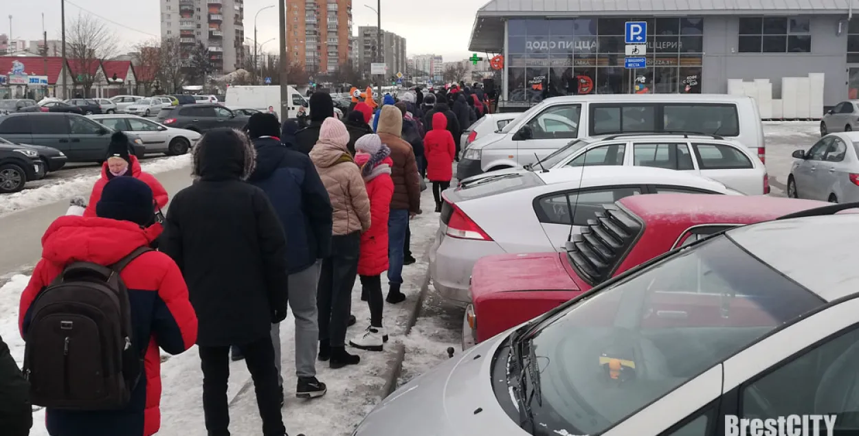 В Бресте в -14 за пиццей на скидке выстроилась очередь в 100 человек 