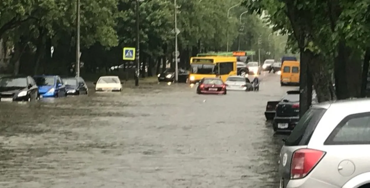 Нечаканая залева затапіла мінскія вуліцы (фота, відэа) 