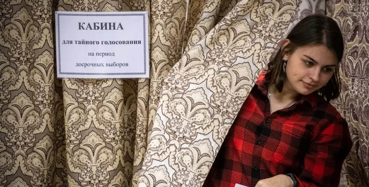 Шторки есть… с трёх сторон: тайное голосование в Беларуси — в открытых кабинках