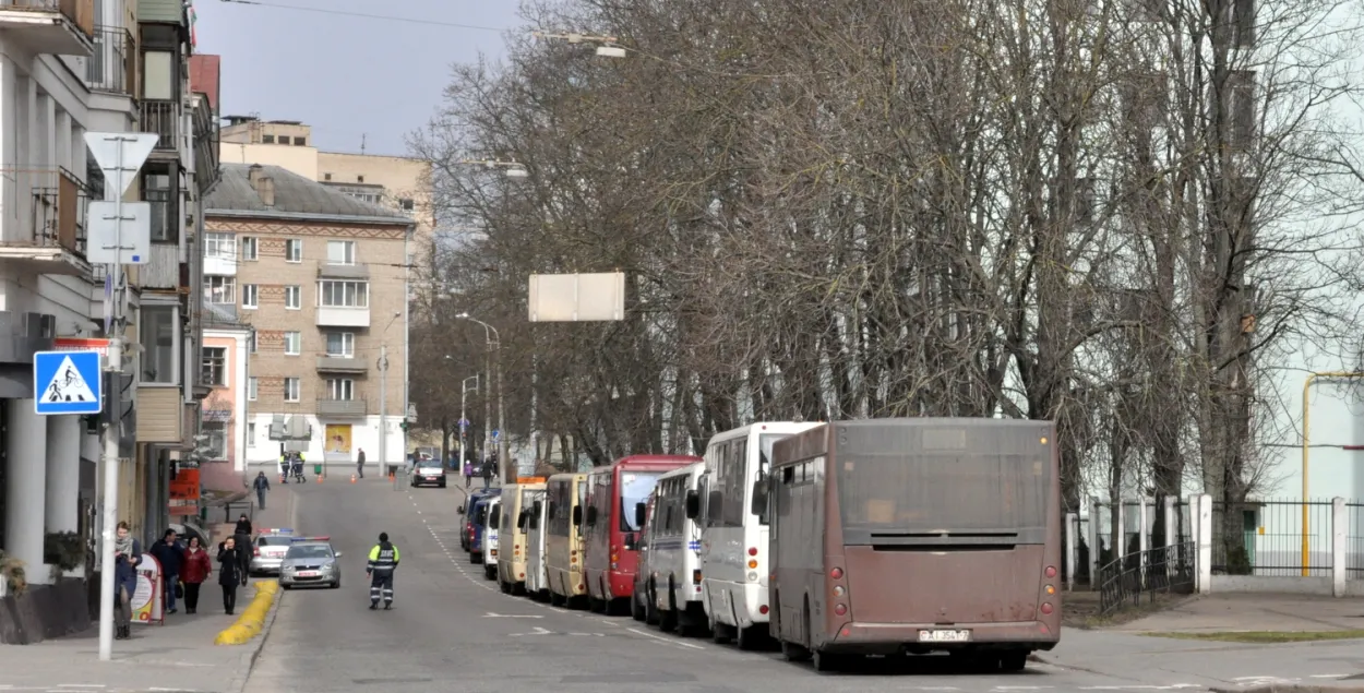 Ля БНТУ ― калона аўтобусаў з міліцыяй, за ЦУМам ― калона аўтазакаў