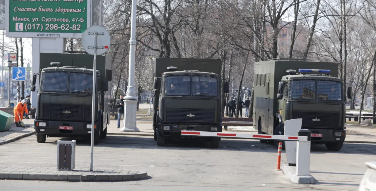 На плошчы Якуба Коласа стаяць аўтазакі, Статкевіч, магчыма, затрыманы