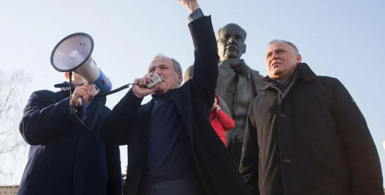 In the photo: Uladzimir Nyaklyayeu (centre) and Mikalai Statkevich (right) on Freedom Day in Minsk in 2016. Photo: Euroradio.