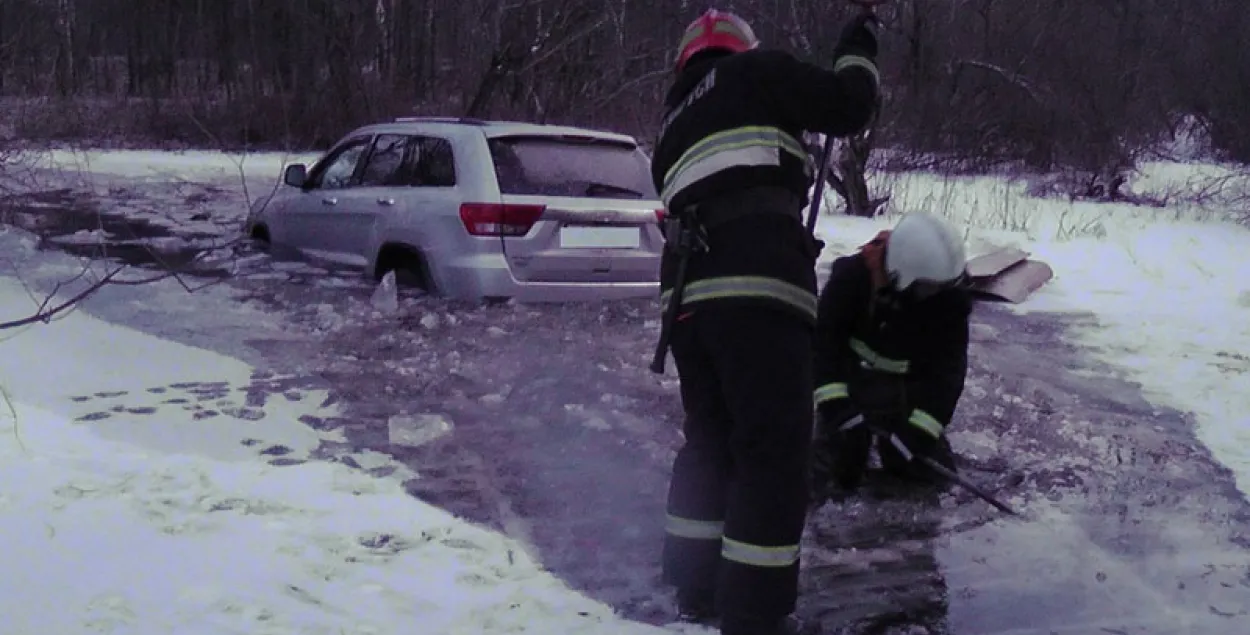 У Светлагорскім раёне джып праваліўся пад лёд у пойме Бярэзіны