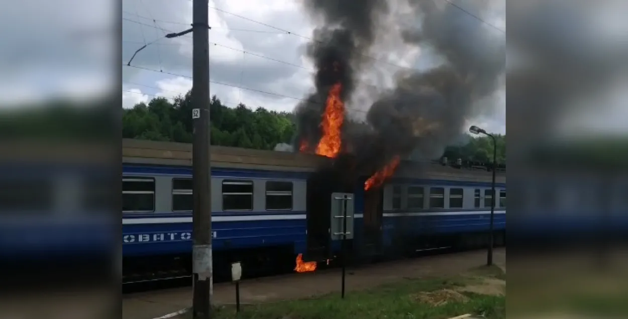 Электрычка гарыць пад Мінскам / Скрыншот