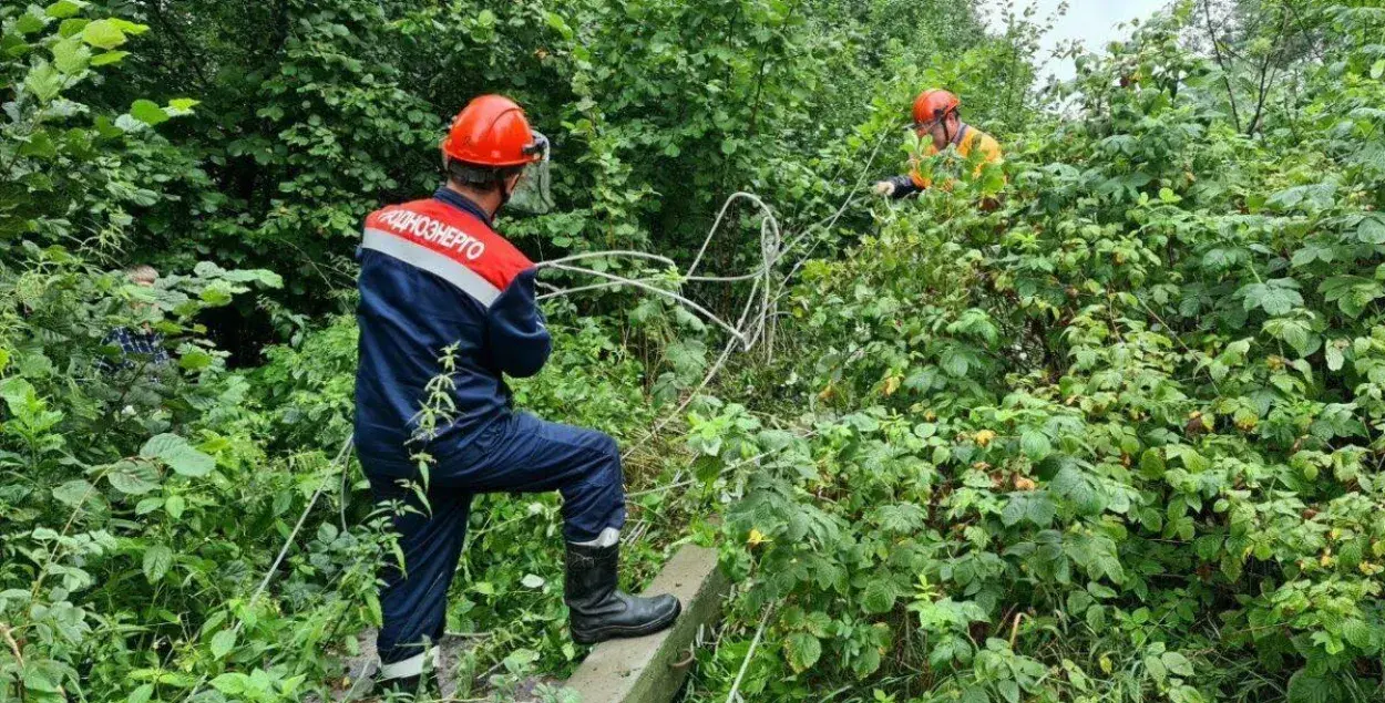 Энергетики восстанавливают подачу электричества/ "Минскэнерго"