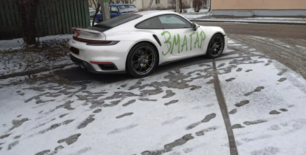 В Минске неизвестные повредили "бело-красно-белый" Porsche