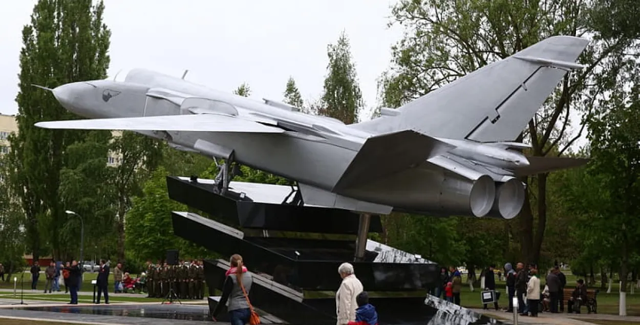 У гомельскім скверы ўсталявалі бамбардзіроўшчык Су-24 (фота)