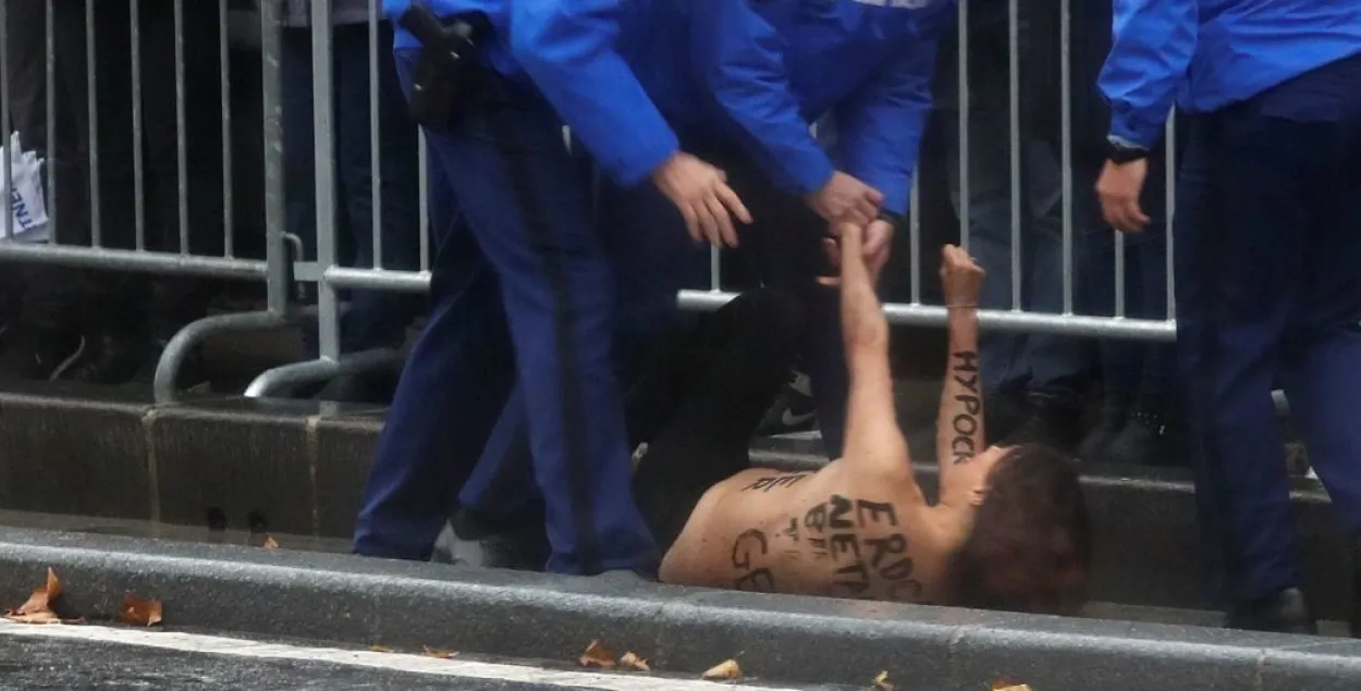  Актывістка Femen выбегла да картэжу Трампа ў Парыжы 