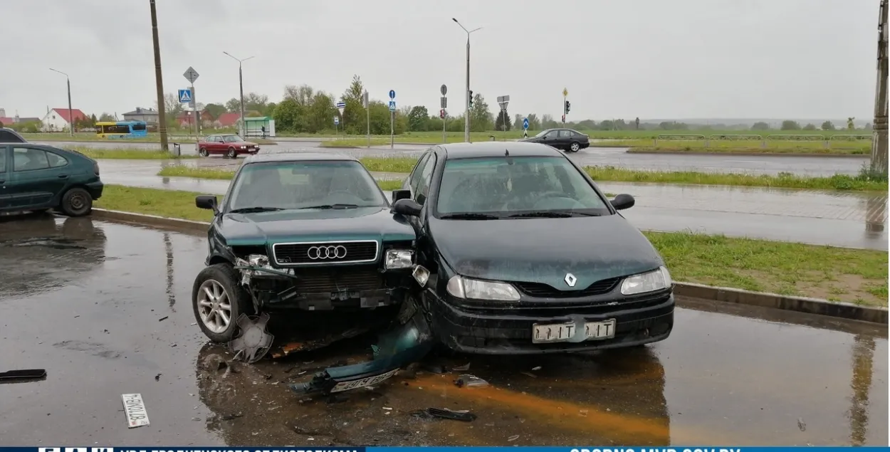 У Гродне мужчына на Peugeot атакаваў аўтамабілі і асвятляльныя мачты