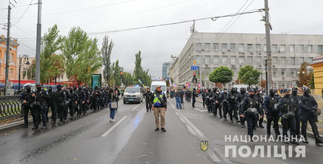 Марш ЛГБТ в Киеве прошел без провокаций, только женщина легла на дорогу