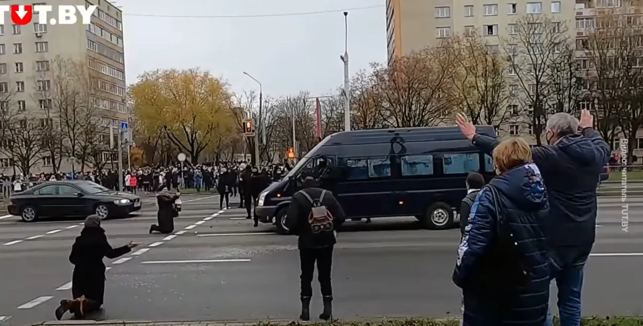 На Маршы 15 лістапада мікрааўтобус збіў удзельніка пратэсту / скрыншот відэа​