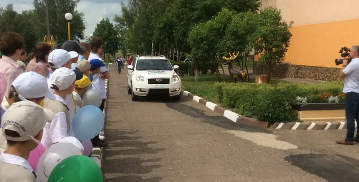 На джыпе Міс Беларусь дзеці-сіроты ездзяць на абследаванне і ў Дудуткі