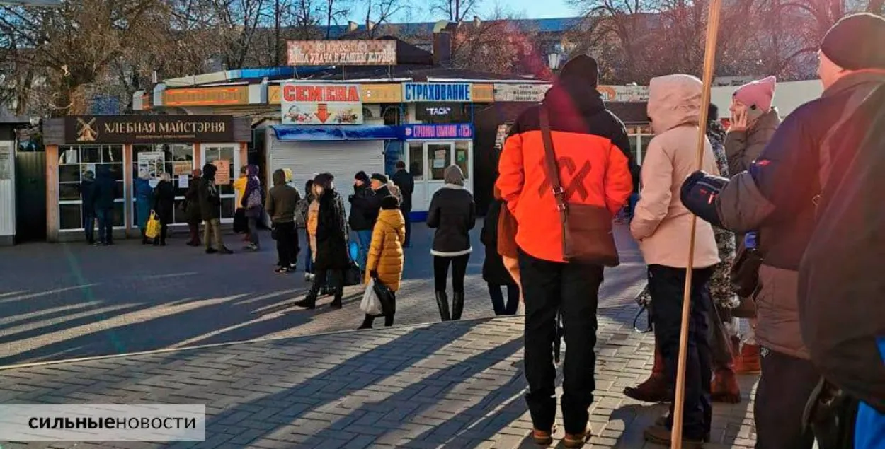 Чарга ў &quot;Хлебную майстэрню&quot; /&nbsp;gomel.today