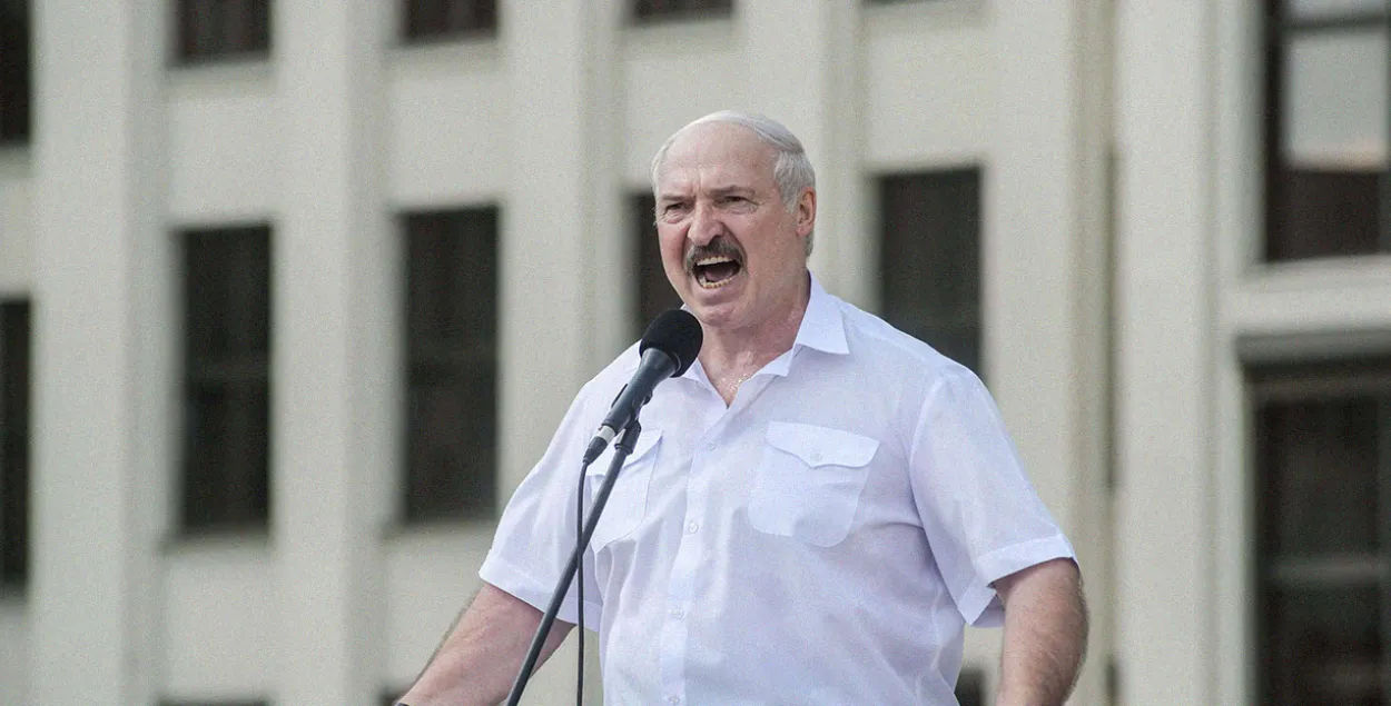 “Проста “знікненне” Лукашэнкі не значыць, што аўтаматычна адкрыюцца турмы” /&nbsp;EPA-EFE/YAUHEN YERCHAK
