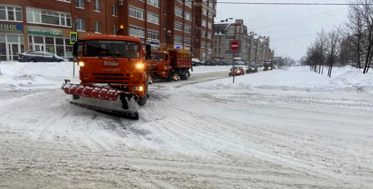 В Череповце убирают снег с улиц / cherinfo.ru​