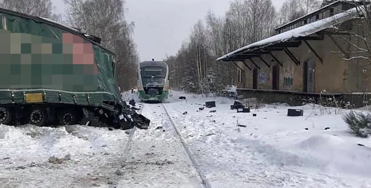 У Германіі цягнік пратараніў фуру, за рулём якой быў беларус