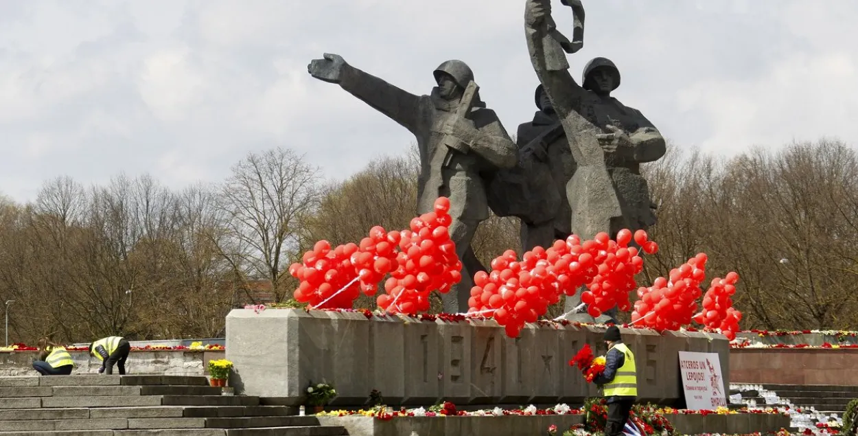 Помнік Вызваліцелям у Рызе / EPA