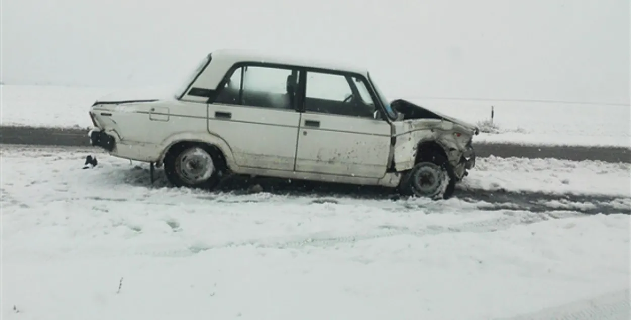 Снегапад выклікаў у Гомелі ўсплёск аўтааварыяў