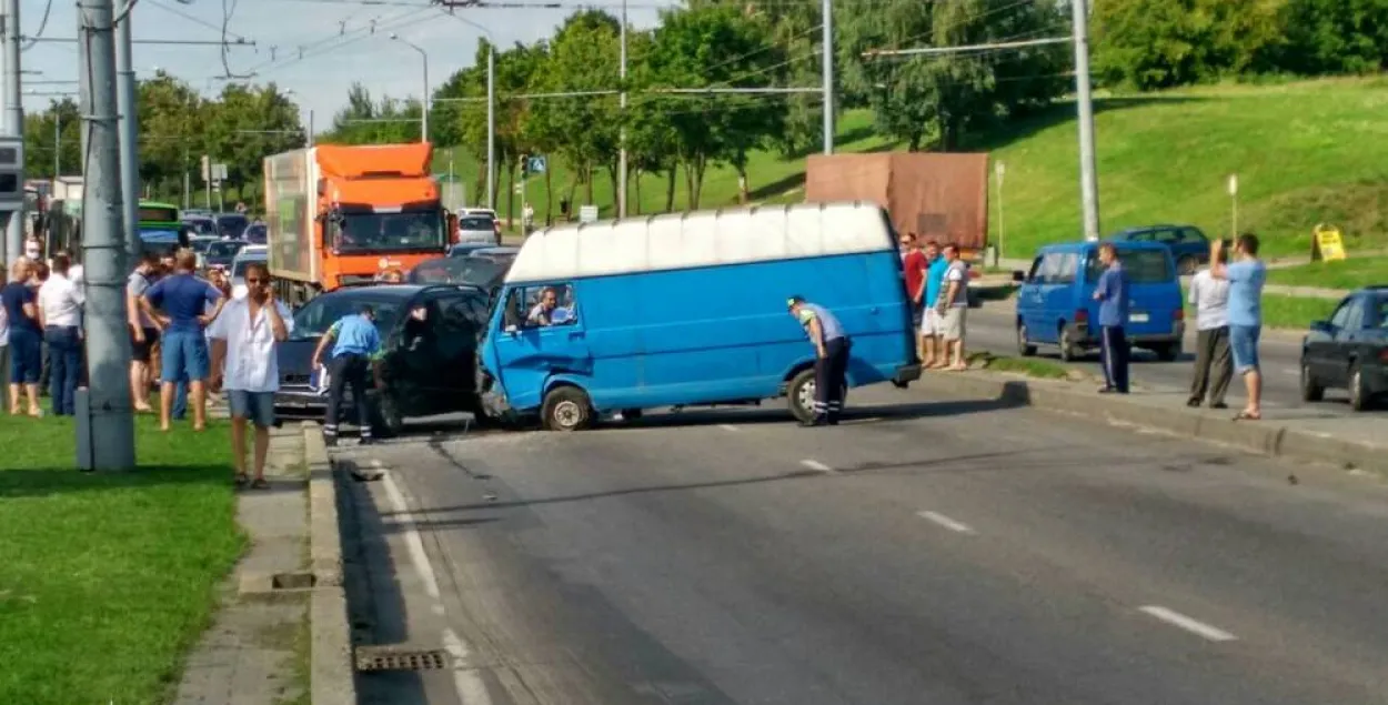 ДТЗ з пяцю аўтамабілямі паралізавала рух на аўтамагістралі ў Гродне