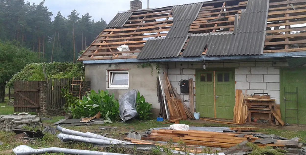 Ураган на Астравеччыне ламаў дрэвы і зрываў з дамоў дахі (фота)