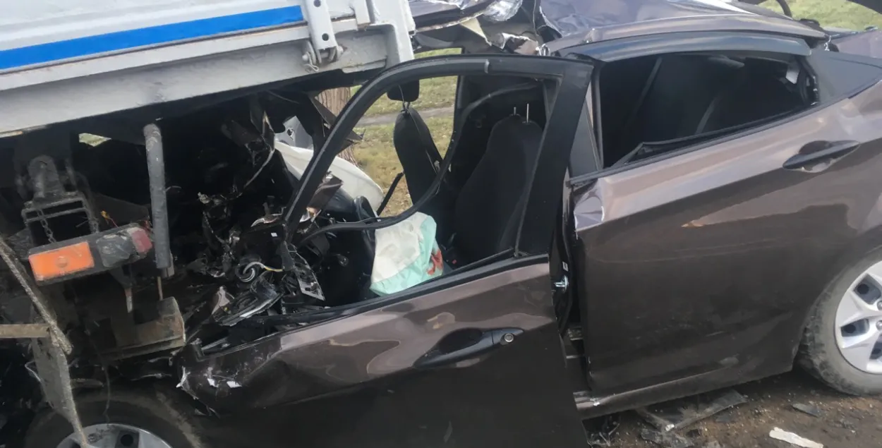 Жуткая авария на Слуцком шоссе: Hyundai "влетел" под грузовик, погибли двое