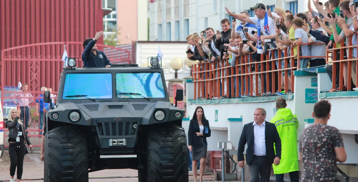 Гіганцкае аўто, на якім Марадона ехаў па стадыёне ў Брэсце, – беларуская Hunta!