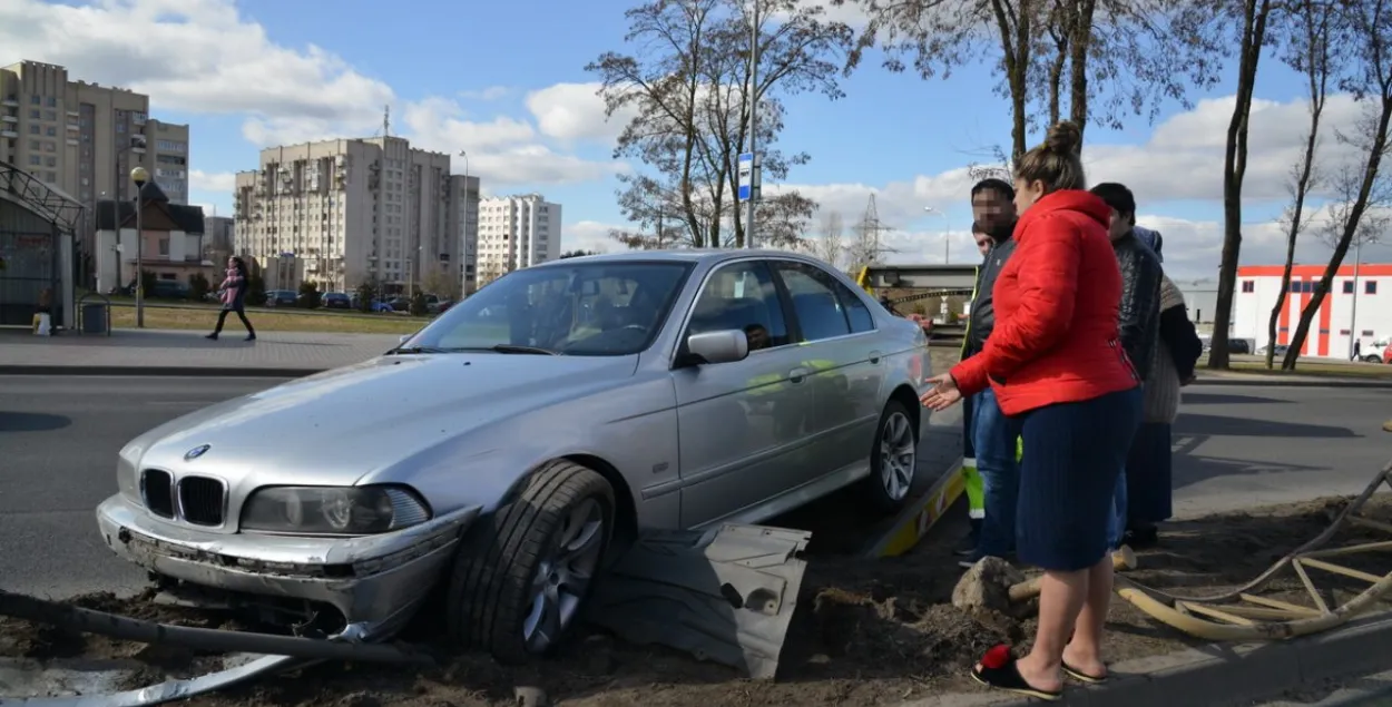 У Гродне п'яны мужчына на BMW збіў дарожны знак і металічную агароджу 