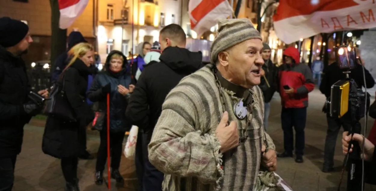 Дзясяткі чалавек паўдзельнічалі ў "Ланцугу памяці" каля КДБ у Мінску